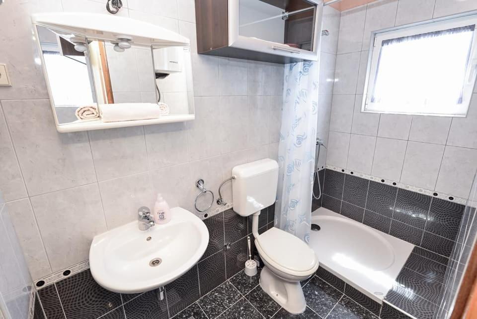 Sreca Apartment Near Beach With Bbq Bibinje Ngoại thất bức ảnh